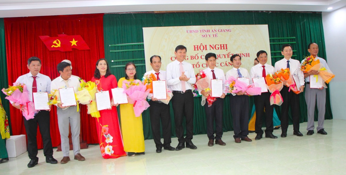 Sở Y tế An Giang công bố và trao các Quyết định về tổ chức cán bộ Sở Y tế An Giang công bố và trao các Quyết định về tổ chức cán bộ
