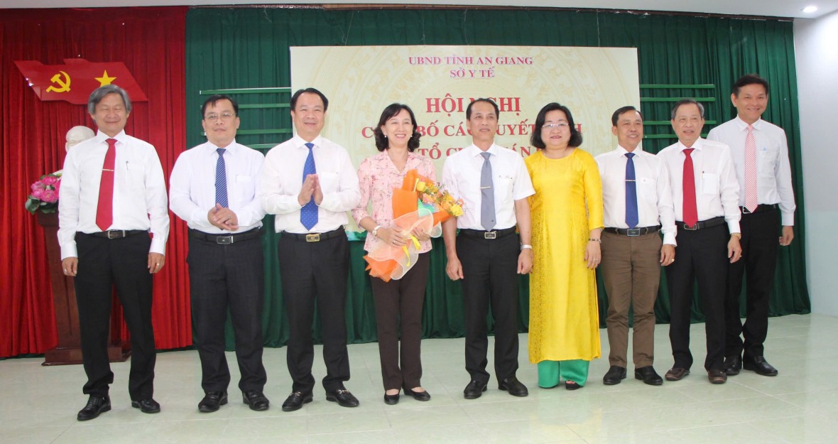 Sở Y tế An Giang công bố và trao các Quyết định về tổ chức cán bộ Sở Y tế An Giang công bố và trao các Quyết định về tổ chức cán bộ