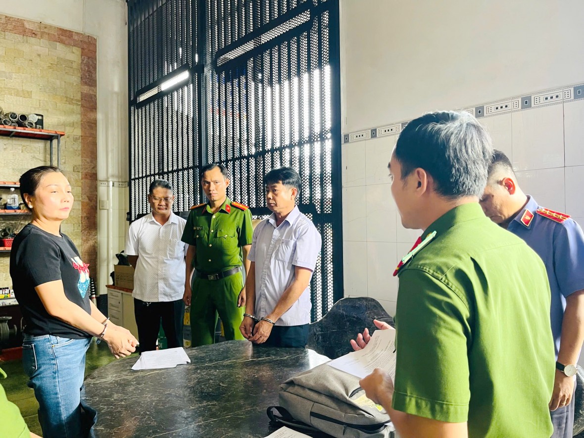 Khởi tố, bắt tạm giam cặp vợ chồng ở Cà Mau lừa đảo chiếm đoạt hơn 27 tỷ đồng Khởi tố, bắt tạm giam cặp vợ chồng ở Cà Mau lừa đảo chiếm đoạt hơn 27 tỷ đồng