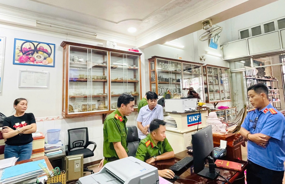 Khởi tố, bắt tạm giam cặp vợ chồng ở Cà Mau lừa đảo chiếm đoạt hơn 27 tỷ đồng Khởi tố, bắt tạm giam cặp vợ chồng ở Cà Mau lừa đảo chiếm đoạt hơn 27 tỷ đồng