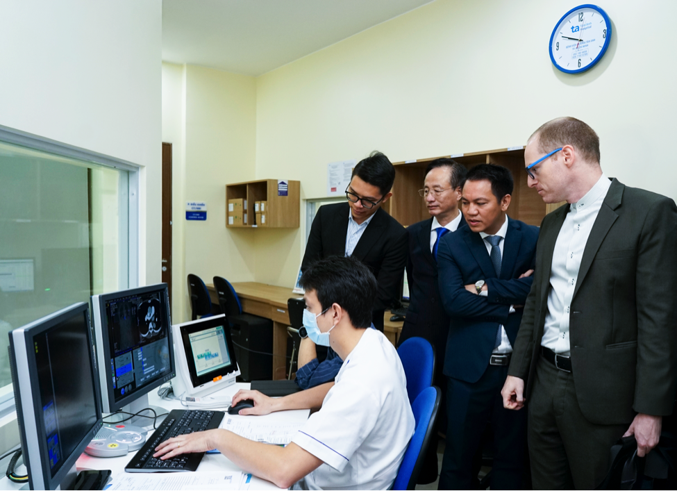 Ông Fabian Martin Singer, Giám đốc Điều hành, Siemens Healthineers (ngoài cùng bên phải) tham quan phòng vận hành máy CT hơn 100.000 lát cắt tại Bệnh viện Đa khoa Tâm Anh Quận 7. Ảnh: Bệnh viện Đa khoa Tâm Anh. Ông Fabian Martin Singer, Giám đốc Điều hành, Siemens Healthineers (ngoài cùng bên phải) tham quan phòng vận hành máy CT hơn 100.000 lát cắt tại Bệnh viện Đa khoa Tâm Anh Quận 7. Ảnh: Bệnh viện Đa khoa Tâm Anh.