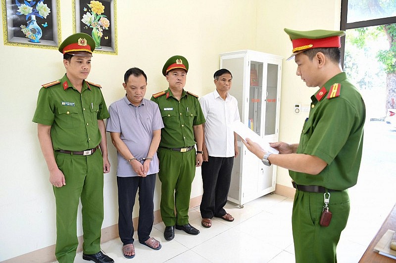 Công an tỉnh Phú Thọ đọc lệnh bắt giữ Đường Văn Thiết, Giám đốc Công ty TNHH Sản xuất và thương mại Athena Việt Nam, Công an tỉnh Phú Thọ đọc lệnh bắt giữ Đường Văn Thiết, Giám đốc Công ty TNHH Sản xuất và thương mại Athena Việt Nam,