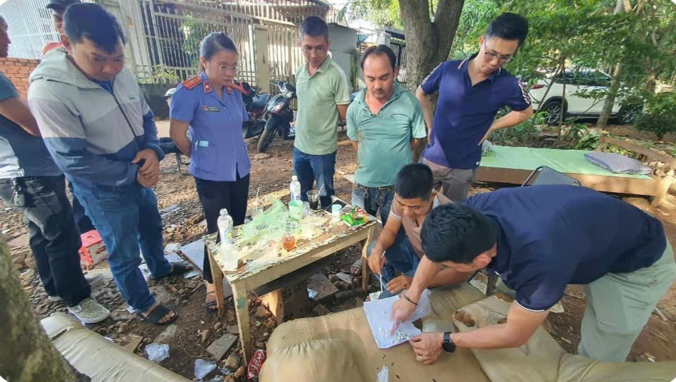 Bốn đối tượng ở Đắk Lắk vào nghĩa trang chia nhỏ ma túy đi bán cho con nghiện