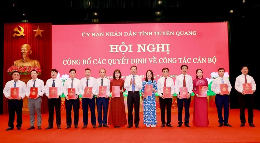 Tuyên Quang công bố các Quyết định về công tác cán bộ Tuyên Quang công bố các Quyết định về công tác cán bộ