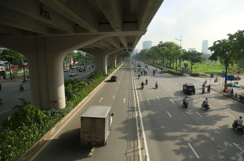 Giờ cao điểm nhưng tuyến dường vẫn khá thông thoáng.  Ảnh Ngọc Tú