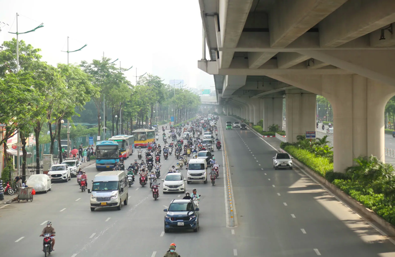 Từ sáng ngày 4/7, Sở Xây dựng Hà Nội triển khai phương án phân làn giao thông trên đường Phạm Văn Đồng.