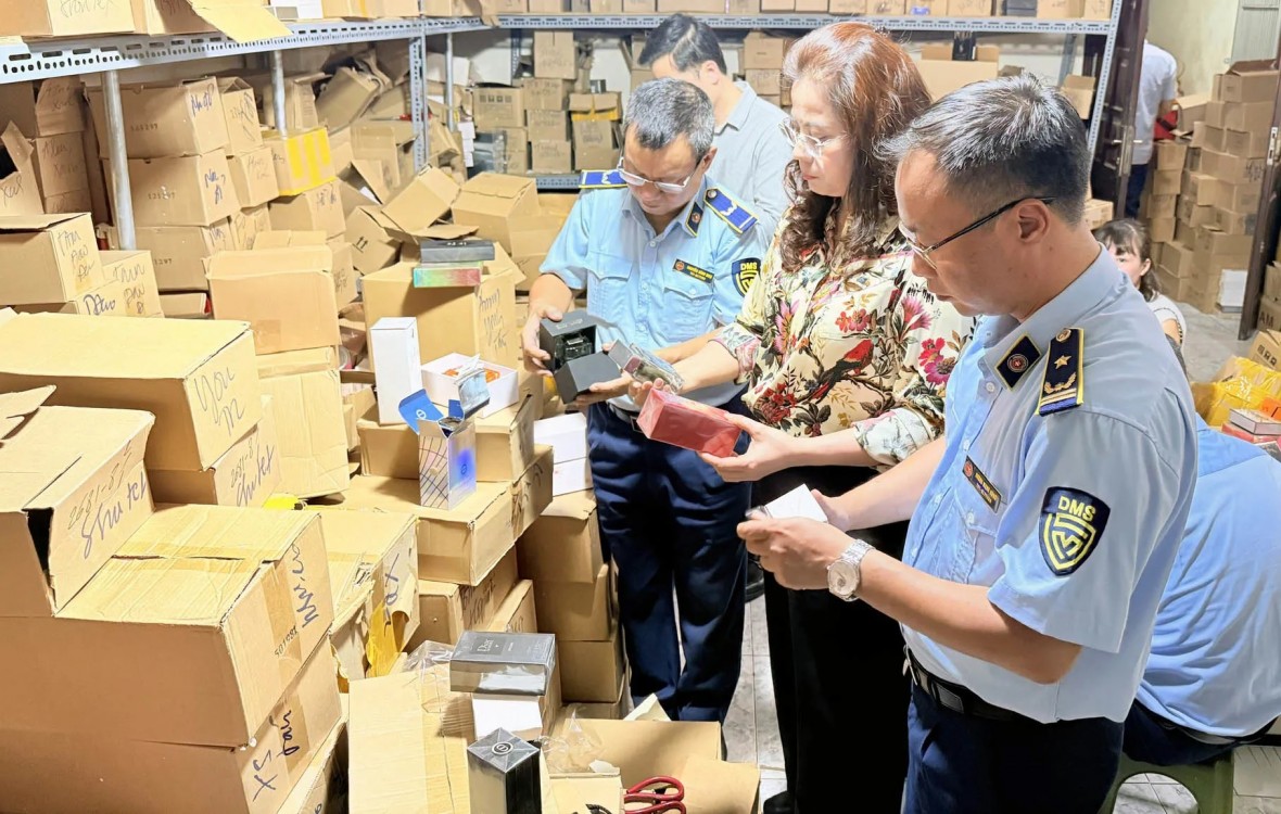 Lực lượng QLTT thành phố Hà Nội kiểm tra kho mỹ phẩm, nước hoa nhập lậu tại 64 Hàng Giấy Lực lượng QLTT thành phố Hà Nội kiểm tra kho mỹ phẩm, nước hoa nhập lậu tại 64 Hàng Giấy