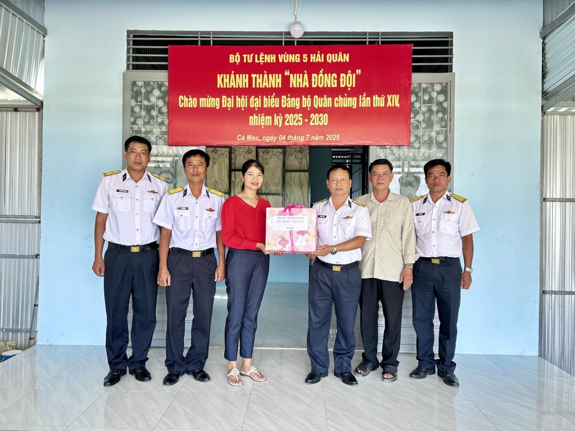 Bộ Tư lệnh Vùng 5 Hải quân bàn giao 4 “Nhà đồng đội”