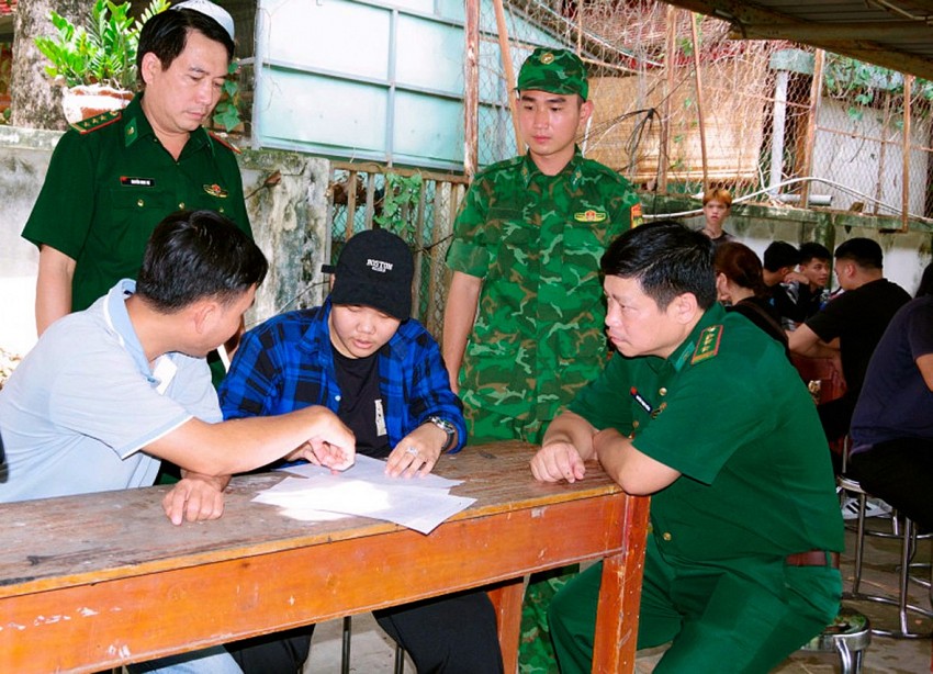 Phát hiện 8 đối tượng có tiền án, tiền sự nguy hiểm qua tiếp nhận 38 công dân từ Campuchia bàn giao về nước Phát hiện 8 đối tượng có tiền án, tiền sự nguy hiểm qua tiếp nhận 38 công dân từ Campuchia bàn giao về nước