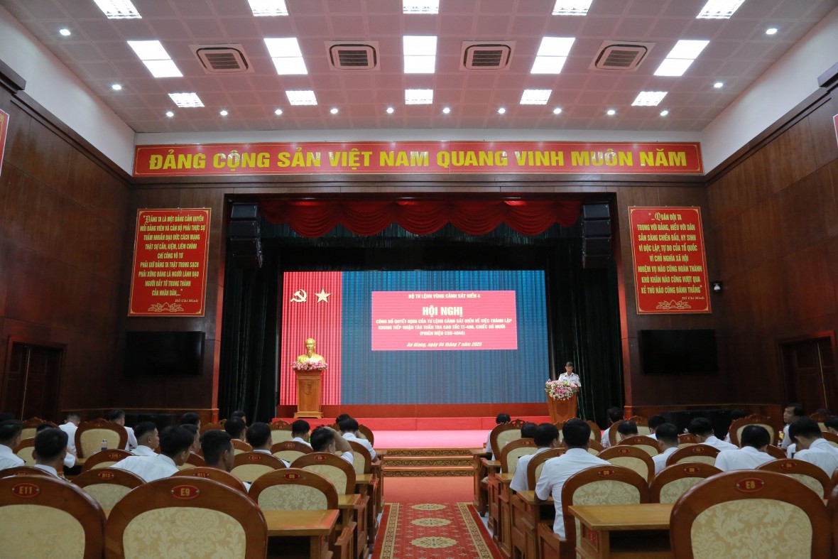 Bộ Tư lệnh Vùng Cảnh sát biển 4: Công bố quyết định và giao nhiệm vụ cho khung tàu CSB-4040
