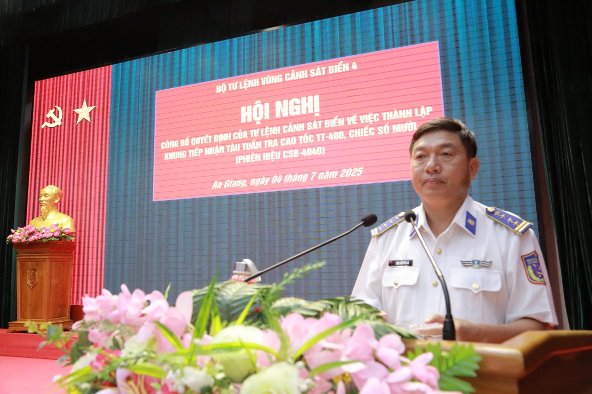 Bộ Tư lệnh Vùng Cảnh sát biển 4: Công bố quyết định và giao nhiệm vụ cho khung tàu CSB-4040