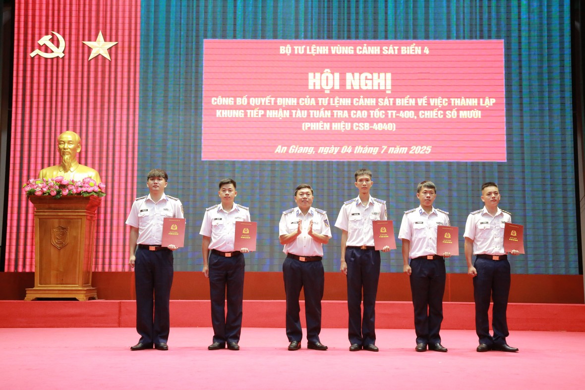 Bộ Tư lệnh Vùng Cảnh sát biển 4: Công bố quyết định và giao nhiệm vụ cho khung tàu CSB-4040
