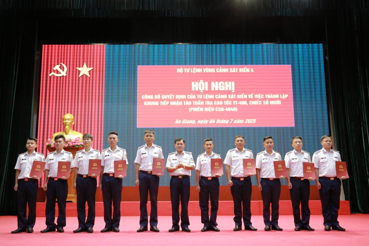 Bộ Tư lệnh Vùng Cảnh sát biển 4: Công bố quyết định và giao nhiệm vụ cho khung tàu CSB-4040