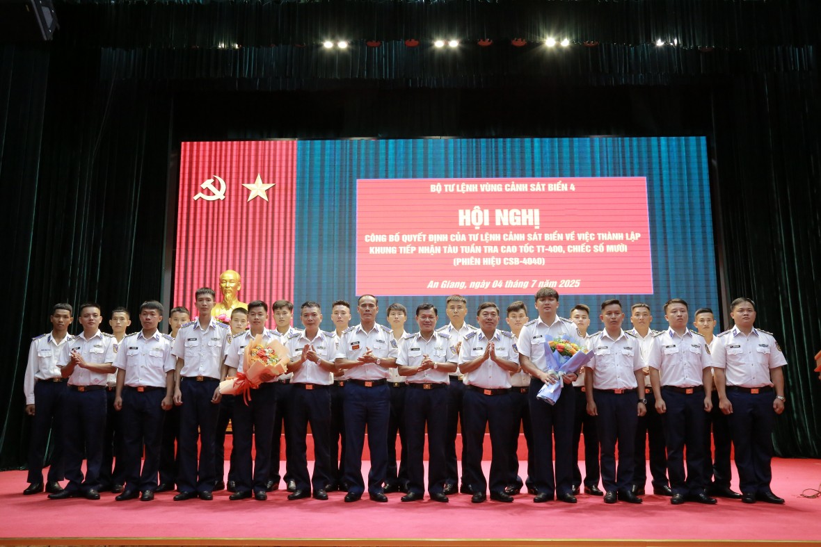 Bộ Tư lệnh Vùng Cảnh sát biển 4: Công bố quyết định và giao nhiệm vụ cho khung tàu CSB-4040