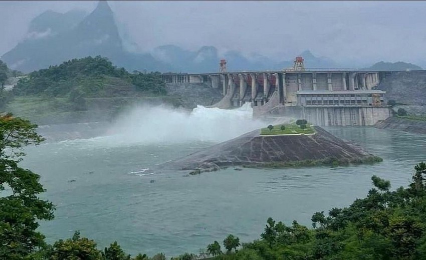Hồ thủy điện Tuyên Quang đóng 2 cửa xả đáy Hồ thủy điện Tuyên Quang đóng 2 cửa xả đáy vào 20h ngày 4/7 và 9h ngày 5/7.