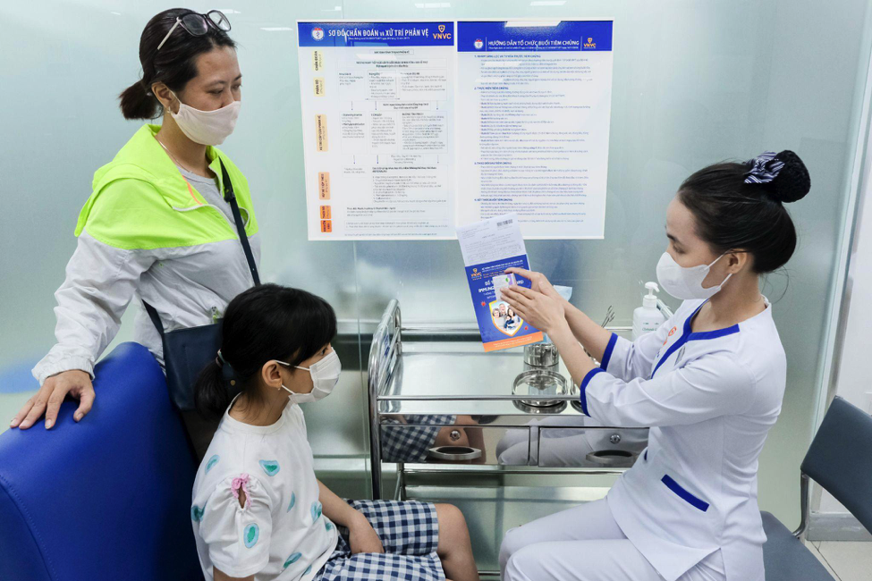 Chị Tâm đưa con gái đi tiêm vắc xin não mô cầu thế hệ mới tại Trung tâm tiêm chủng VNVC khi vừa ra mắt. Ảnh: Mộc Thảo