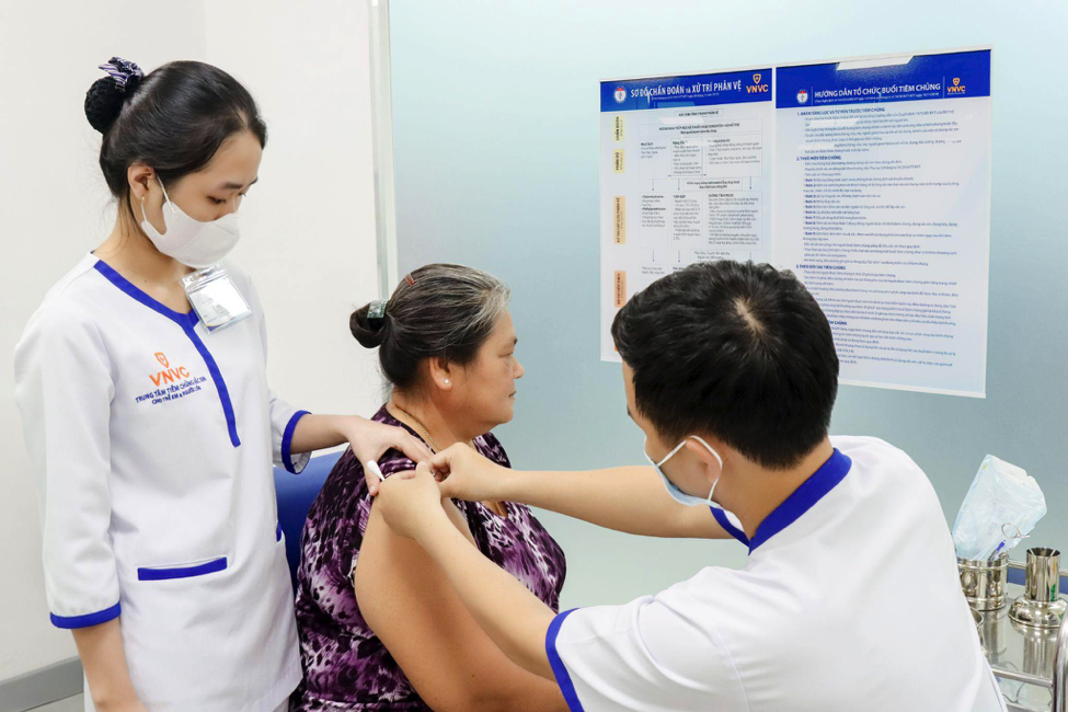 VNVC cung cấp đầy đủ các loại vắc xin phòng bệnh truyền nhiễm cho cả trẻ em và người lớn, với chi phí hợp lý, chất lượng dịch vụ cao, quy trình an toàn chuyên nghiệp. Ảnh: Mộc Thảo