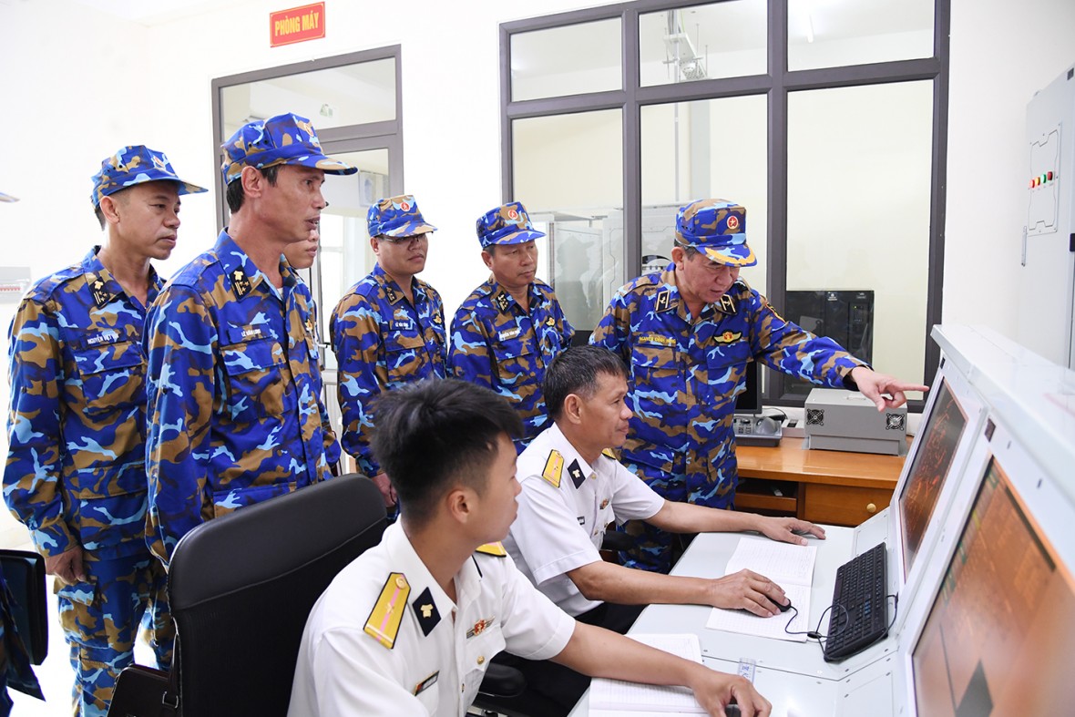 Chuẩn Đô đốc Nguyễn Đình Hùng kiểm tra công tác huấn luyện, sẵn sàng chiến đấu tại Vùng 5 Hải quân