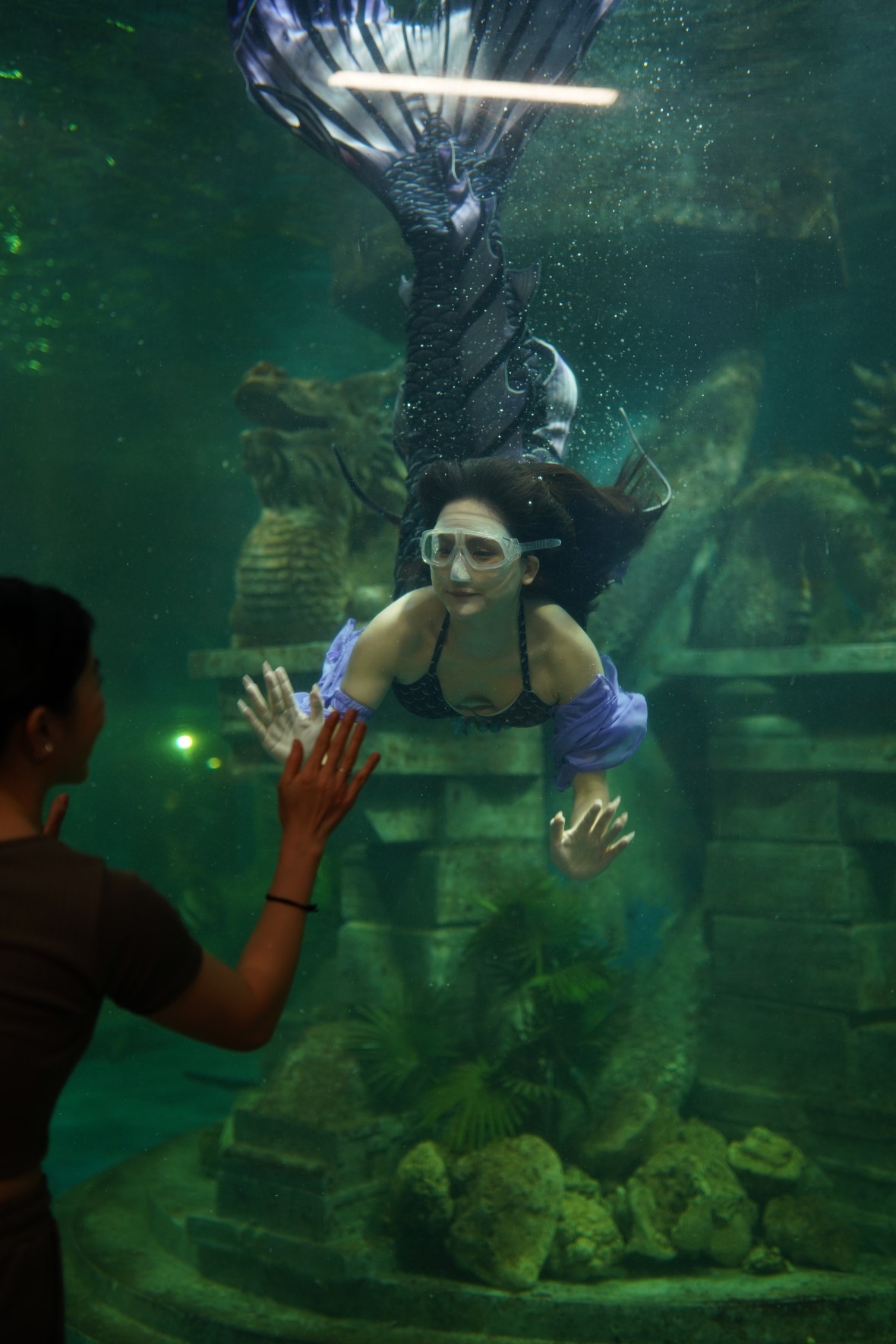 Nghề “nàng tiên cá” như đóng kịch câm dưới nước