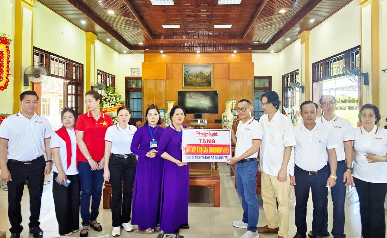 B&aacute;o Ph&aacute;p luật Việt Nam trao tặng 01 chiếc laptop trị gi&aacute; 20 triệu đồng cho Ban quản l&yacute; di t&iacute;ch Th&agrave;nh cổ Quảng Trị. Ảnh: Thi&ecirc;n &Yacute;