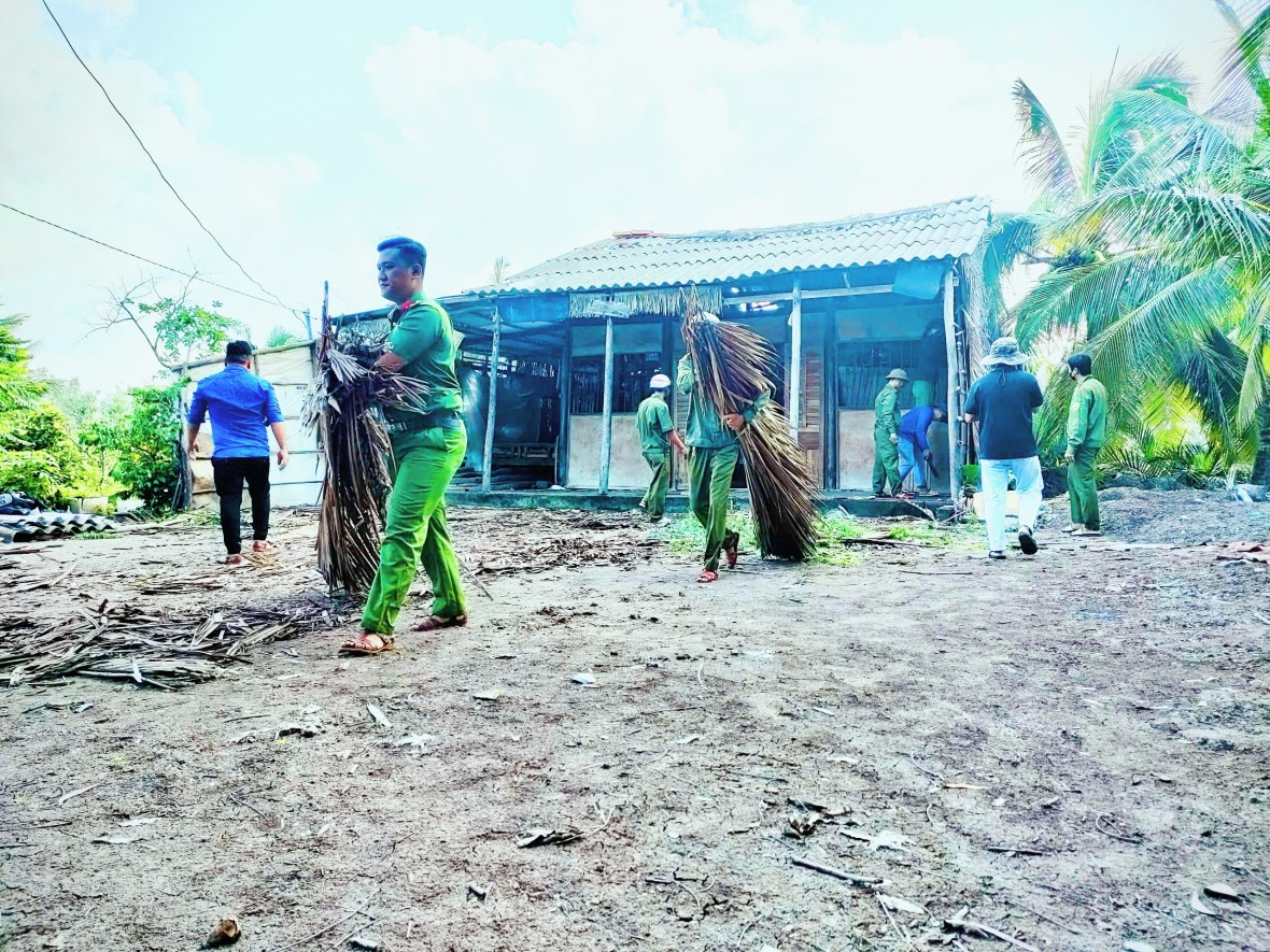 Công an xã Trần Văn Thời chung tay xây dựng nhà mới cho thân nhân liệt sĩ Công an nhân dân