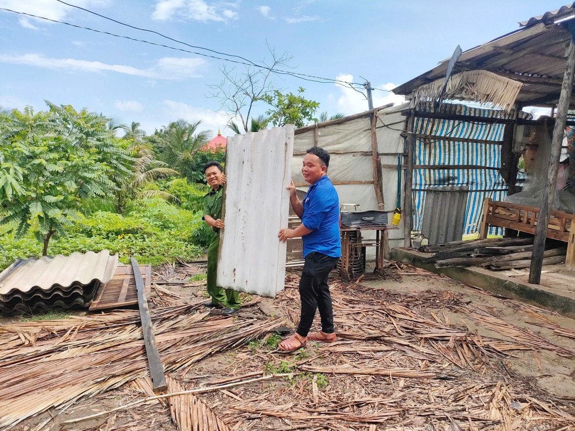 Công an xã Trần Văn Thời chung tay xây dựng nhà mới cho thân nhân liệt sĩ Công an nhân dân Công an xã Trần Văn Thời chung tay xây dựng nhà mới cho thân nhân liệt sĩ Công an nhân dân
