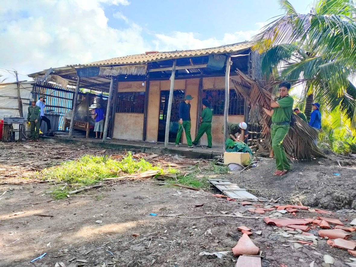 Công an xã Trần Văn Thời chung tay xây dựng nhà mới cho thân nhân liệt sĩ Công an nhân dân