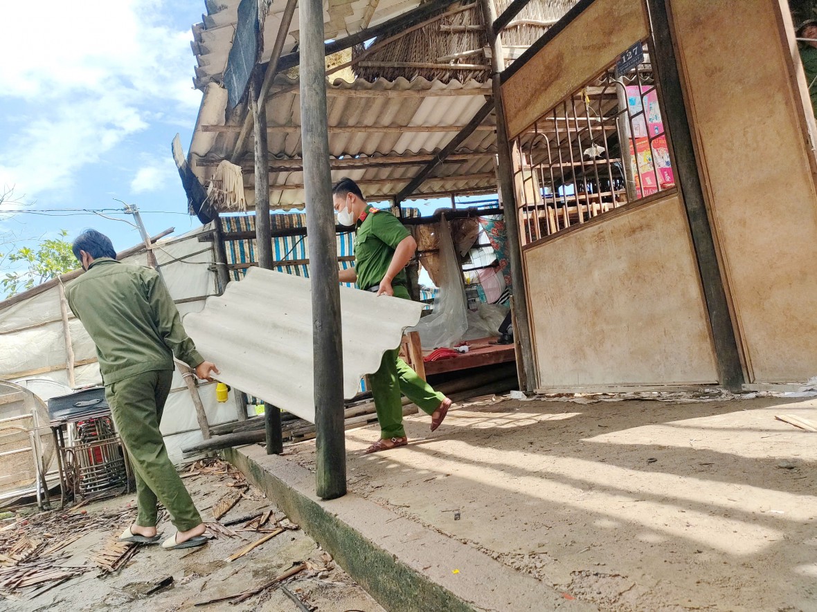 Công an xã Trần Văn Thời chung tay xây dựng nhà mới cho thân nhân liệt sĩ Công an nhân dân Công an xã Trần Văn Thời chung tay xây dựng nhà mới cho thân nhân liệt sĩ Công an nhân dân