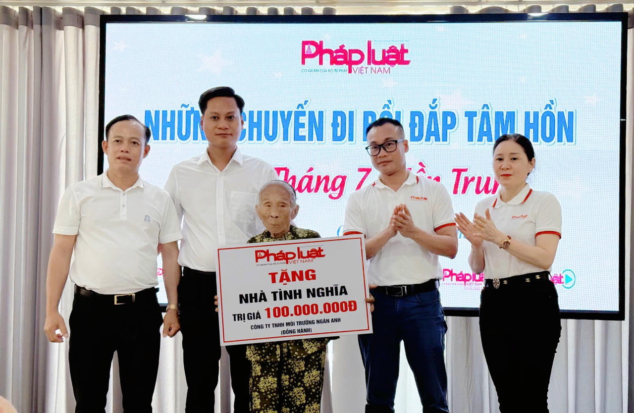 B&aacute;o Ph&aacute;p luật Việt Nam c&ugrave;ng mạnh thường qu&acirc;n trao tặng 01 căn nh&agrave; t&igrave;nh nghĩa cho gia đ&igrave;nh ch&iacute;nh s&aacute;ch tại Quảng Trị. Ảnh: QN