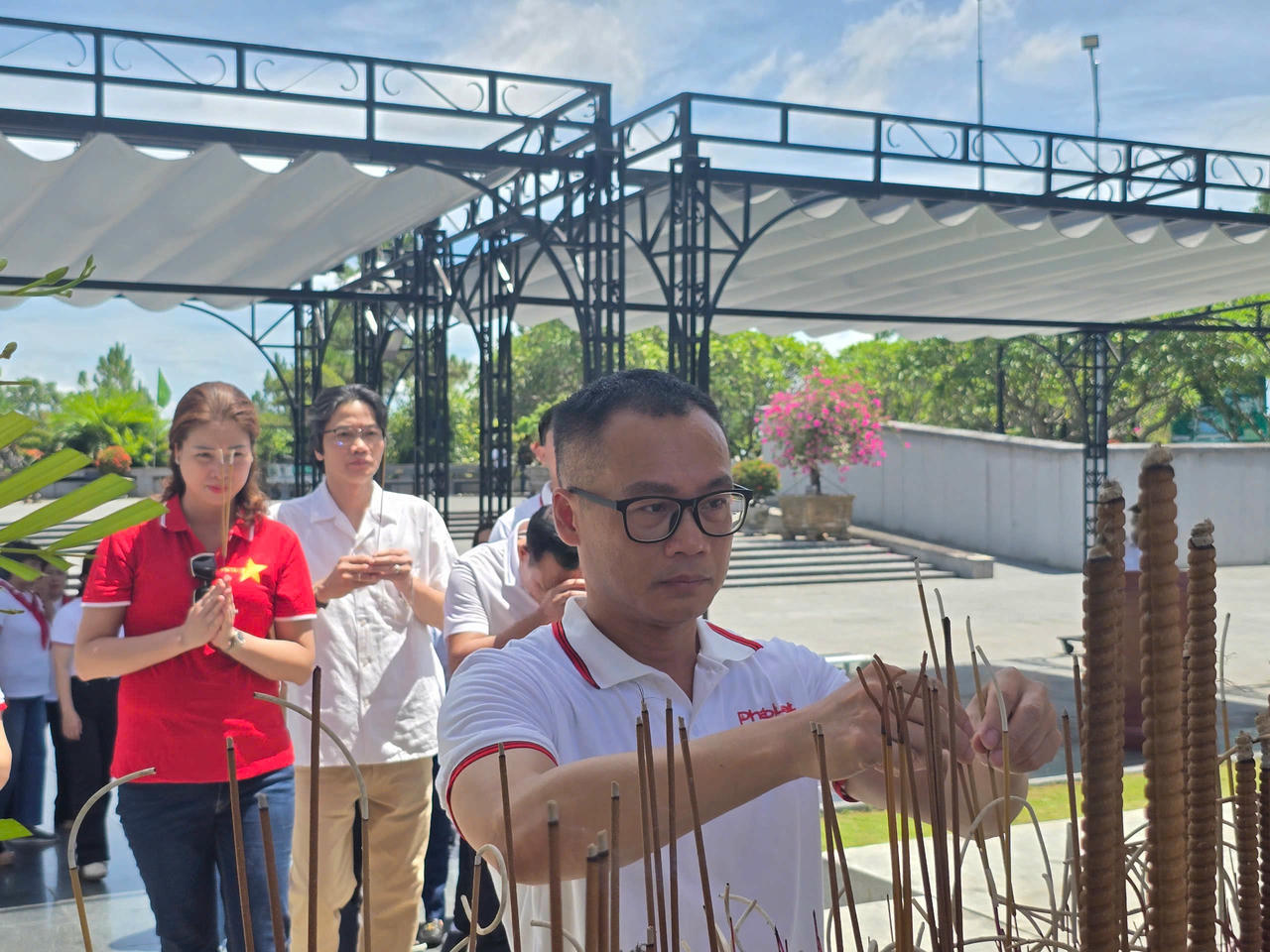 Ph&oacute; Tổng Bi&ecirc;n tập B&aacute;o Ph&aacute;p luật Việt Nam d&acirc;ng hương tại Nghĩa trang liệt sĩ Quốc gia Đường 9. Ảnh: Thi&ecirc;n &Yacute;