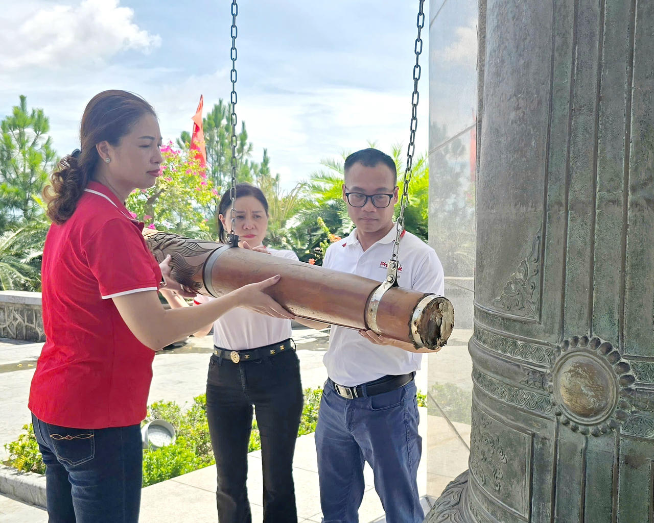 Ph&oacute; Tổng Bi&ecirc;n tập Trần Ngọc H&agrave; c&ugrave;ng đại diện l&atilde;nh đạo ph&ograve;ng, ban B&aacute;o Ph&aacute;p luật Việt Nam thỉnh chu&ocirc;ng tại Nghĩa trang liệt sĩ Quốc gia Đường 9. Ảnh: Thi&ecirc;n &Yacute;