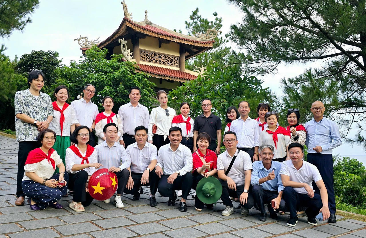 Đo&agrave;n c&ocirc;ng t&aacute;c B&aacute;o Ph&aacute;p luật Việt Nam chụp ảnh lưu niệm tại Khu mộ Đại tướng V&otilde; Nguy&ecirc;n Gi&aacute;p. Ảnh: PV