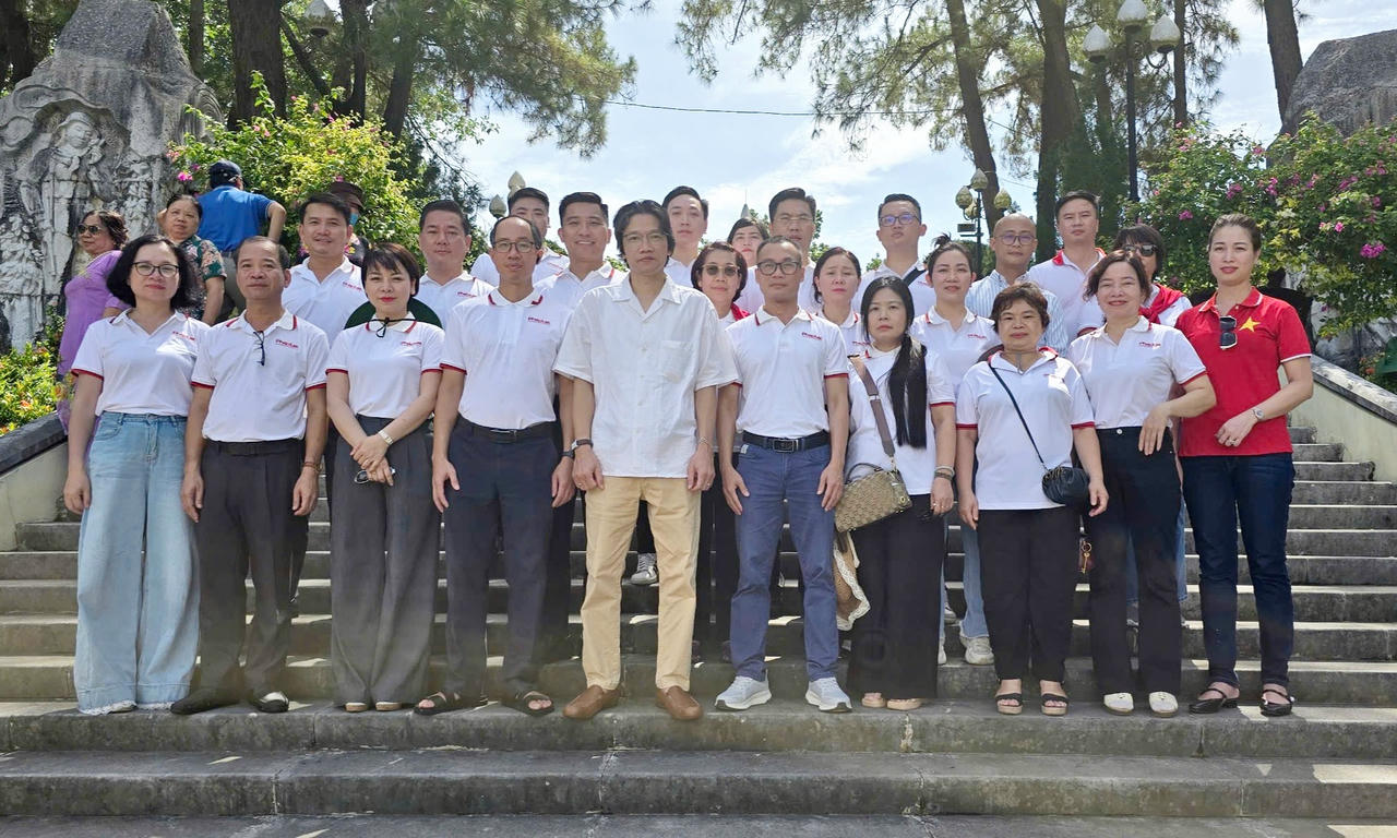 Đo&agrave;n c&ocirc;ng t&aacute;c B&aacute;o Ph&aacute;p luật Việt Nam chụp ảnh lưu niệm tại Nghĩa trang liệt sĩ Quốc gia Trường Sơn. Ảnh: PV