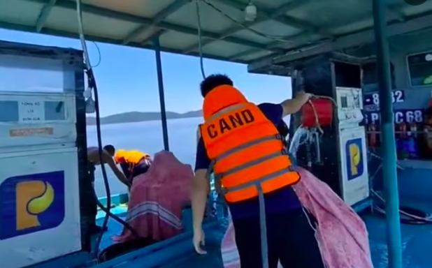 Lực lượng chức năng tiếp tục làm mát khu vực bị cháy sau khi dập tắt lửa. Lực lượng chức năng tiếp tục làm mát khu vực bị cháy sau khi dập tắt lửa.