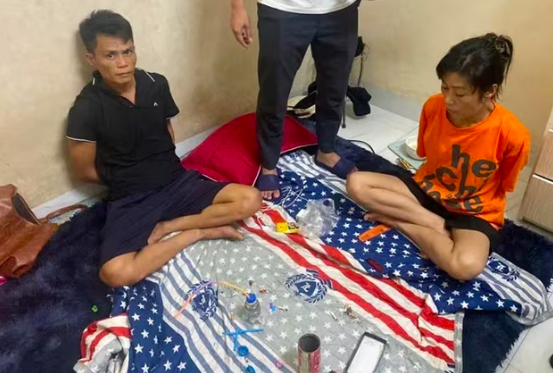 Đối tượng Phạm Văn Kiên và Ngô Ánh Lan tại hiện trường tổ chức sử dụng ma túy. Đối tượng Phạm Văn Kiên và Ngô Ánh Lan tại hiện trường tổ chức sử dụng ma túy.