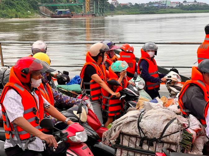 Người dân đi bộ hoặc đi xe máy sẽ phải mặc áo phao khi lưu thông bằng phà quân sự (Ảnh: Đăng Chiến). Người dân đi bộ hoặc đi xe máy sẽ phải mặc áo phao khi lưu thông bằng phà quân sự (Ảnh: Đăng Chiến).