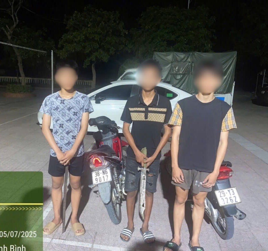 Nhóm thanh niên mang theo hung khí, vi phạm luật giao thông - Ảnh Công an Hà Tĩnh.