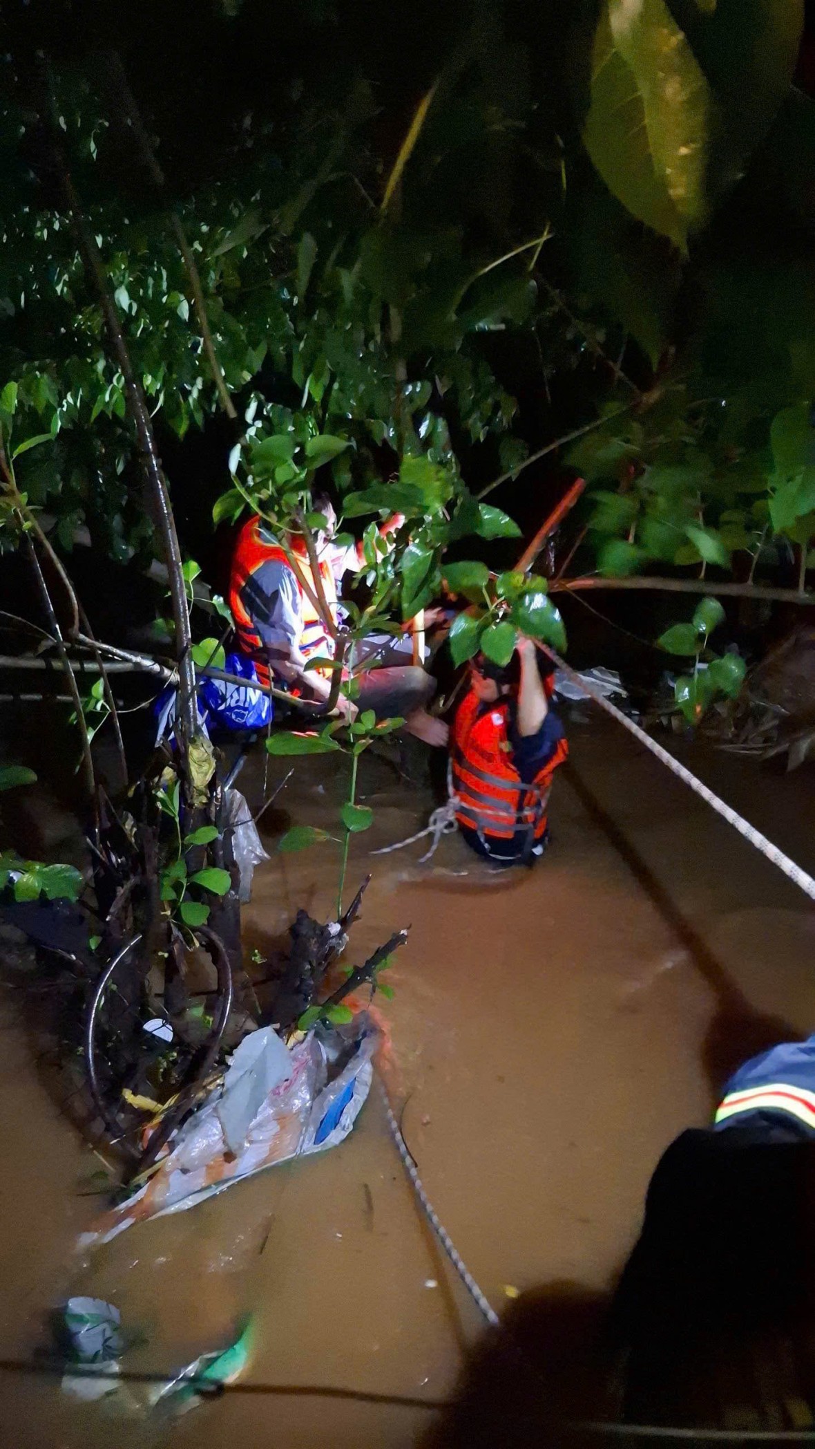 Lực lượng chức năng giải cứu người đàn ông bị nước cuốn trôi - Ảnh Công an Đà Nẵng