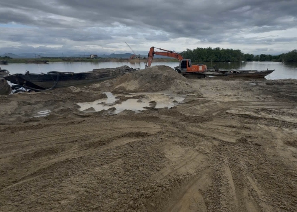 Các bãi tập kết cát trái phép trên tuyến sông Kiến Giang - Ảnh Công an Quảng Trị.