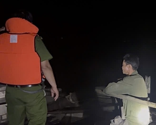 Phát hiện tàu khai thác cát trên sông Kiến Giang - Ảnh Công an Quảng Trị.