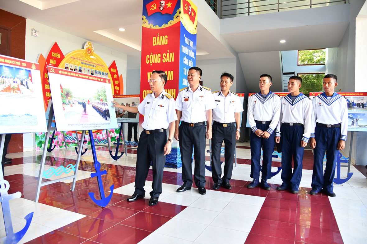 Vùng 5 Hải quân trưng bày 300 bức ảnh với chủ đề “Tự hào người chiến sĩ Hải quân”