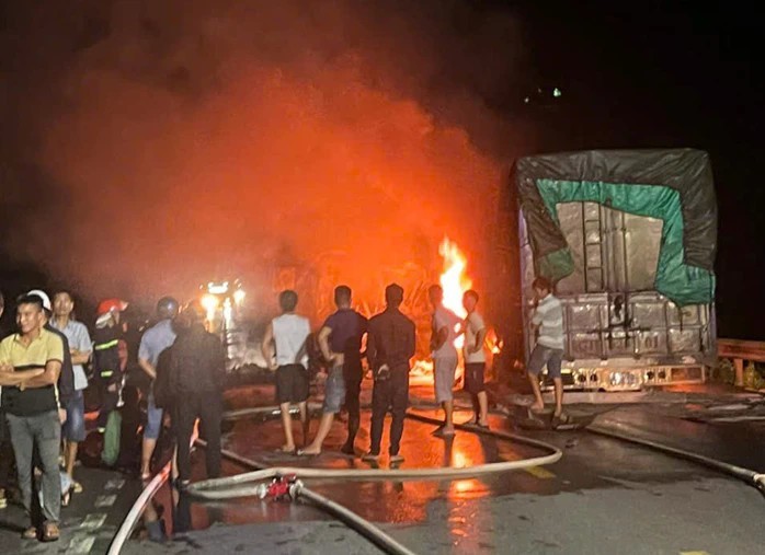 Sau va chạm 2 xe ô tô bị bốc cháy.