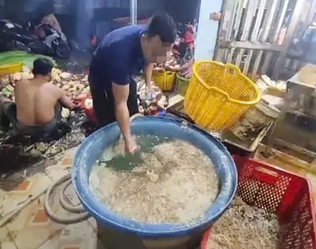 Hoa chuối đang được ngâm hóa chất