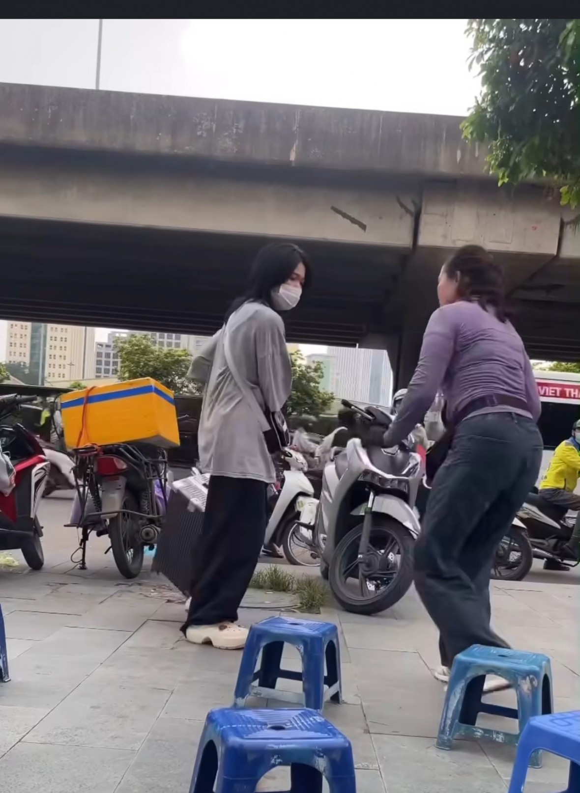 Vụ việc người phụ nữ bán nước đá vali khách chờ xe: Giám đốc Bến xe Mỹ Đình khẳng định “ngoài bến, không thuộc chức năng”