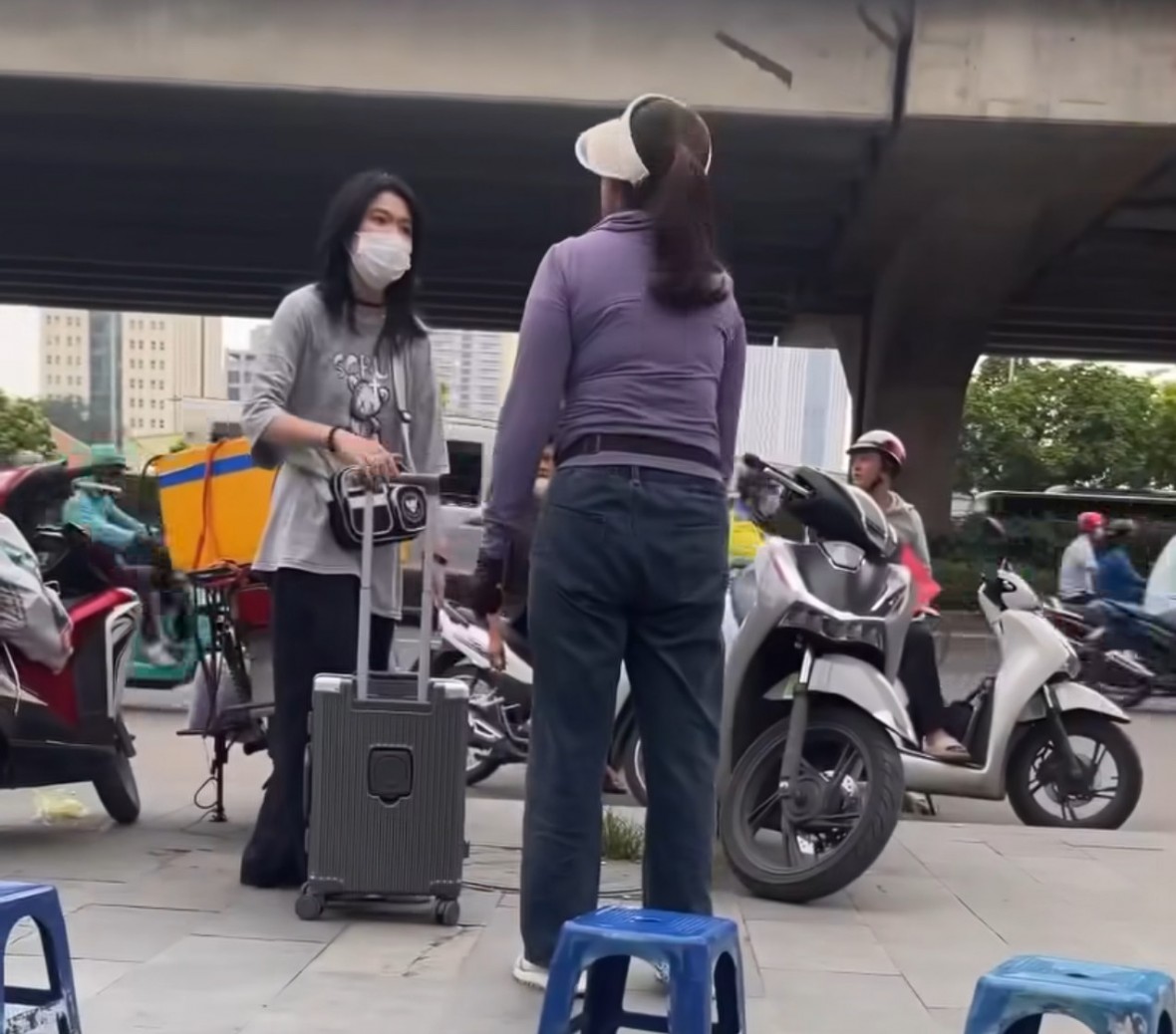 Vụ việc người phụ nữ bán nước đá vali khách chờ xe: Giám đốc Bến xe Mỹ Đình khẳng định “ngoài bến, không thuộc chức năng”