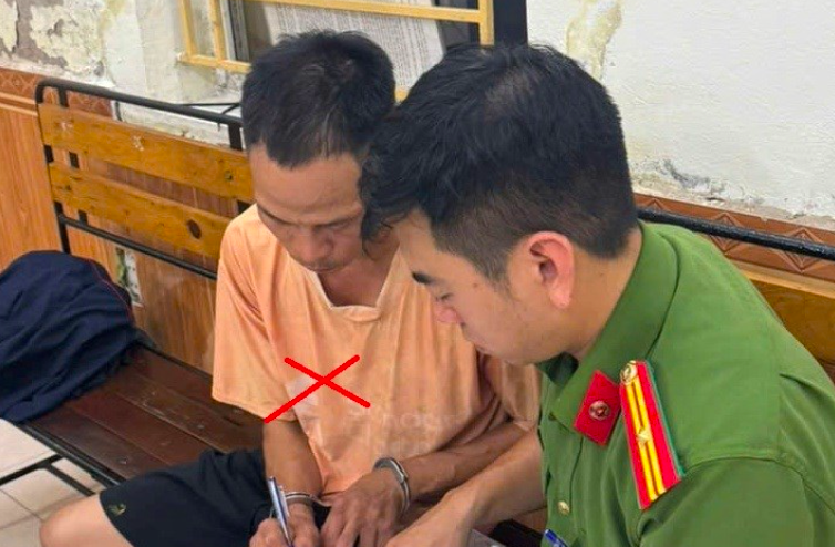 Tạm giữ hình sự người đàn ông xích con trai, kéo lê trên đường