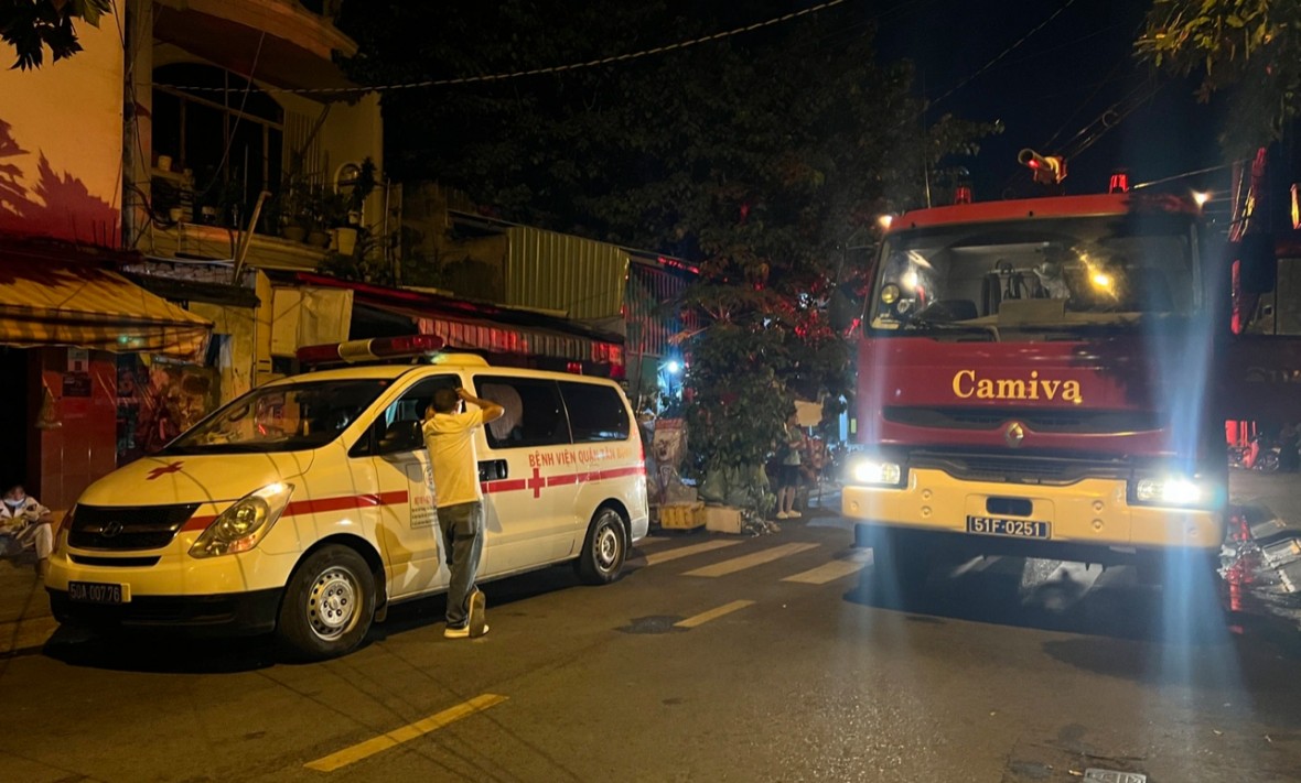 Xe cứu thương và cứu hỏa có mặt tại hiện trường