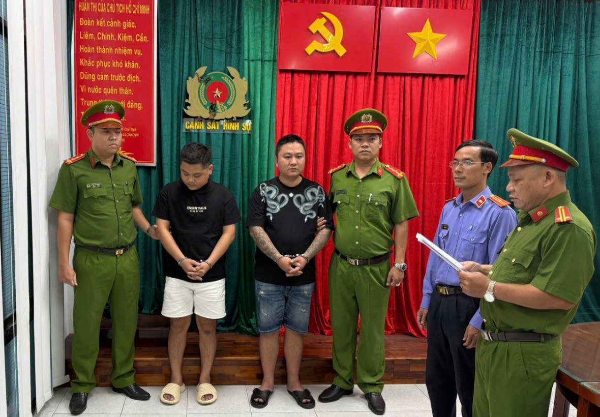 Lực lượng chức năng đọc lệnh bắt khẩn cấp Hảo (thứ 2 từ phải qua) và Tú 