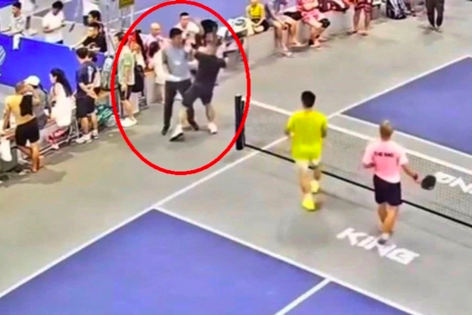 Vận động viên áo đen tấn công trọng tài (Ảnh cắt từ clip: Đ.X.). Vận động viên áo đen tấn công trọng tài (Ảnh cắt từ clip: Đ.X.).