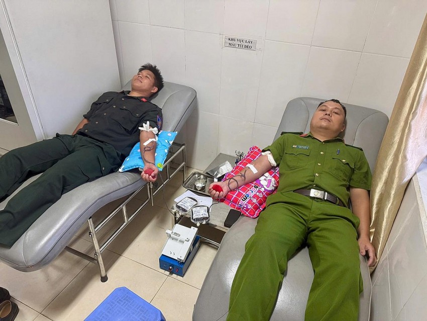 Hai chiến sĩ Công an Tuyên Quang hiến máu cứu thiếu niên 14 tuổi Hai chiến sĩ Công an Tuyên Quang hiến máu cứu thiếu niên 14 tuổi